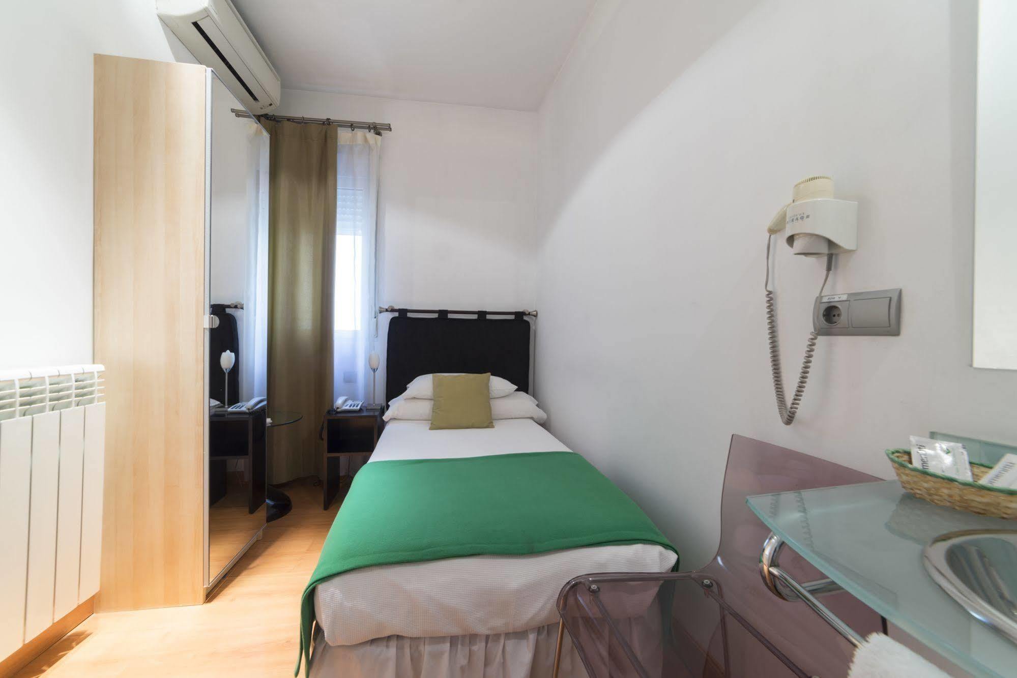 Hostal Santo Domingo Madrid Exterior foto