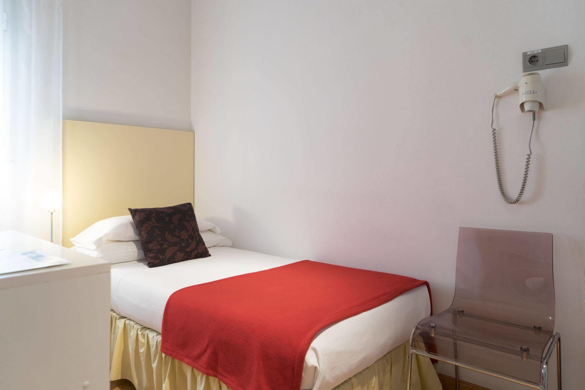 Hostal Santo Domingo Madrid Exterior foto